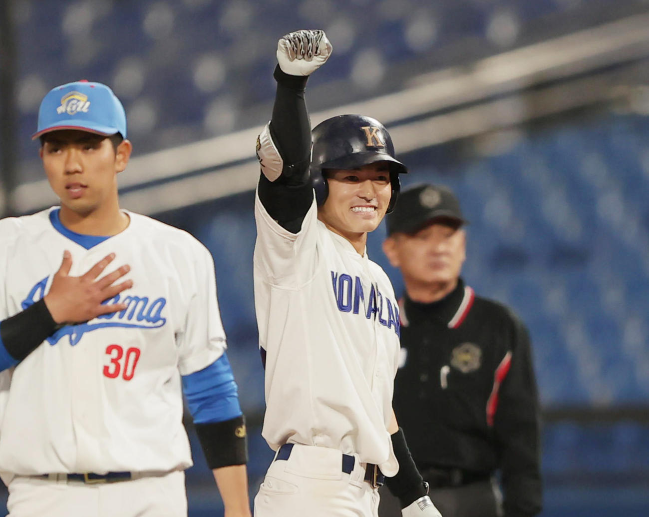 9回表駒大2死一、二塁、右前適時打を放ち喜ぶ林琢真（撮影・野上伸悟）