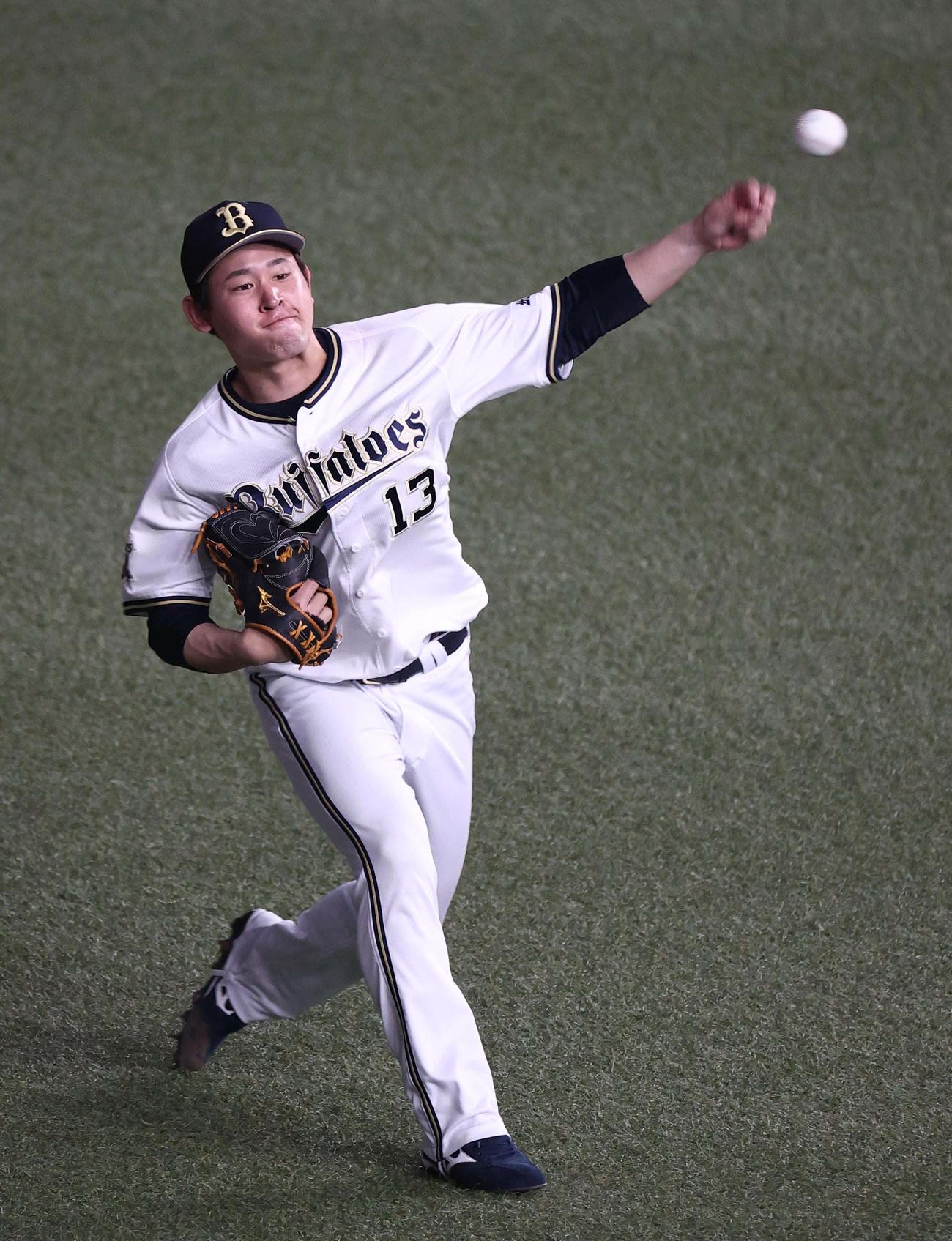 オリックス対ソフトバンク　キャッチボールをして汗を流す宮城（撮影・上田博志）