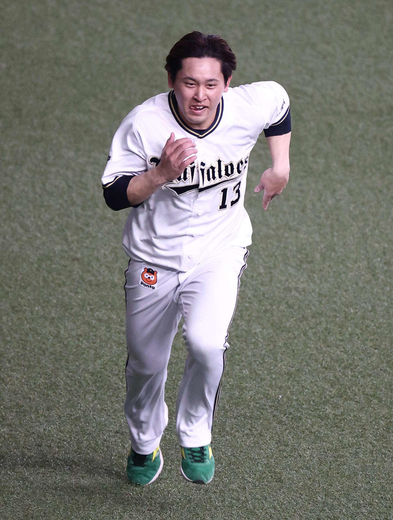 オリックス対ソフトバンク　宮城は外野をダッシュする（撮影・上田博志）