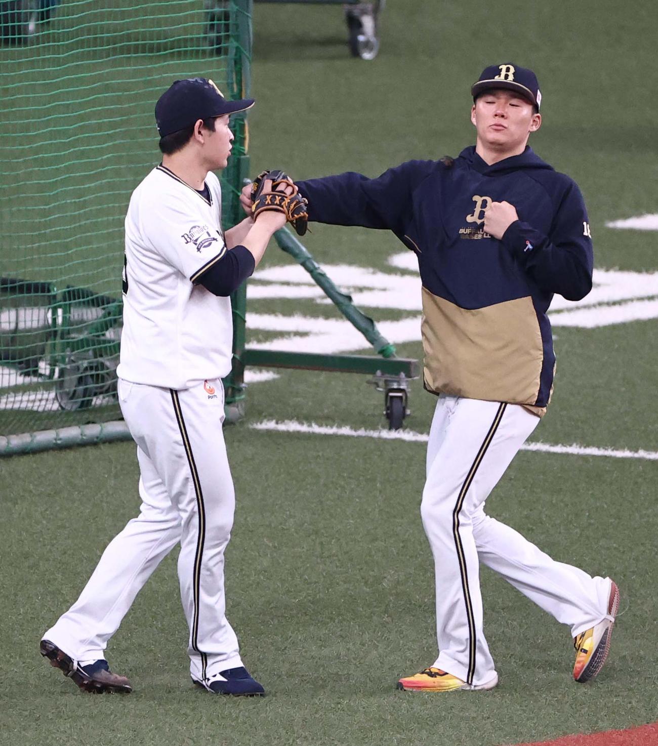 オリックス対ソフトバンク　宮城（左）にパンチを見舞う山本（撮影・上田博志）