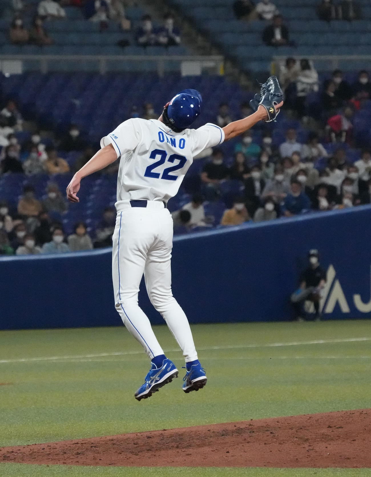 中日対ヤクルト　3回表ヤクルト無死、太田賢吾の打球に飛びつくも捕球できない大野雄（撮影・森本幸一）