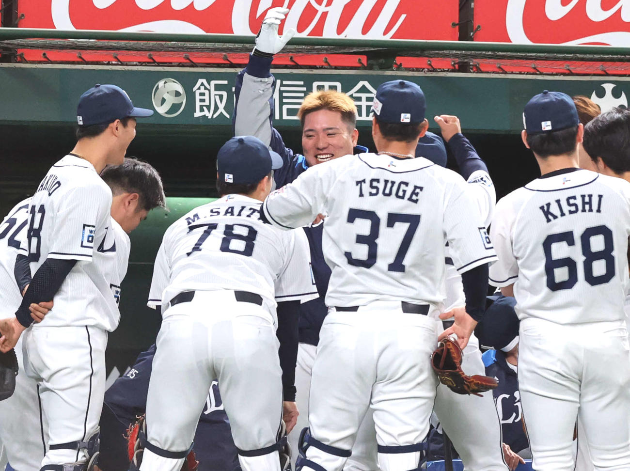 試合前円陣で、ガッツポーズで声出しする西武山川（中央）（撮影・浅見桂子）