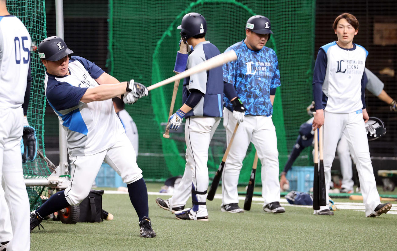 1軍合流した西武山川（左）は、真剣な表情で素振りする。右は源田、右から2人目は中村（撮影・浅見桂子）