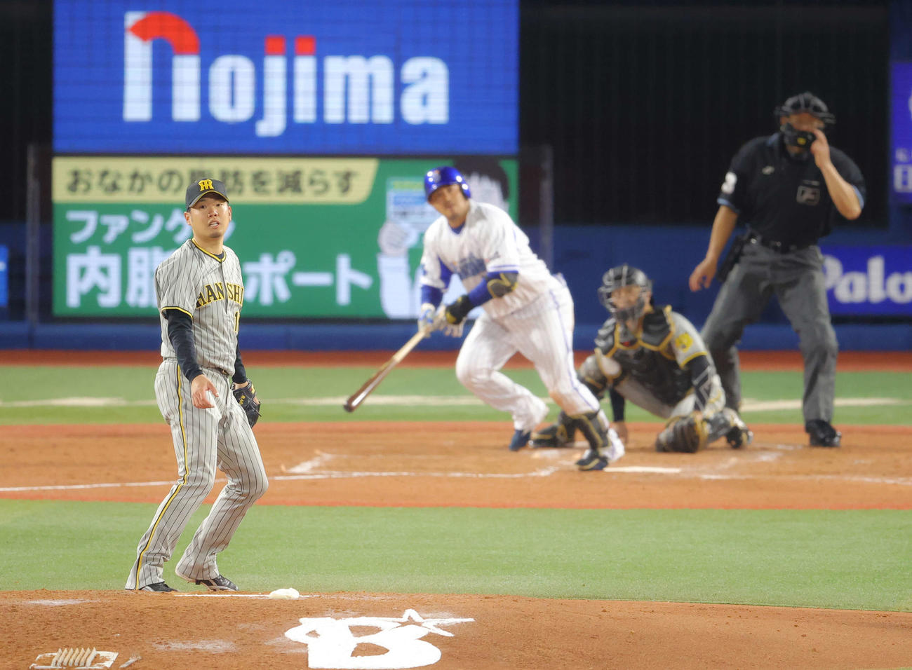 DeNA対阪神　5回裏DeNA1死一、二塁、宮崎に勝ち越し二塁打を浴びる西勇（撮影・河田真司）