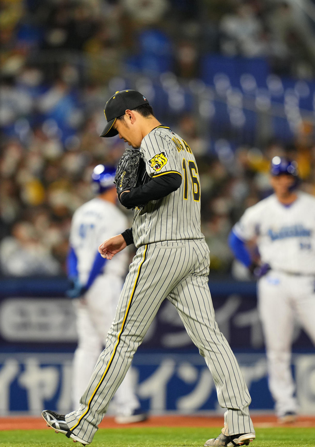 DeNA対阪神　5回裏途中で降板する阪神西（撮影・横山健太）