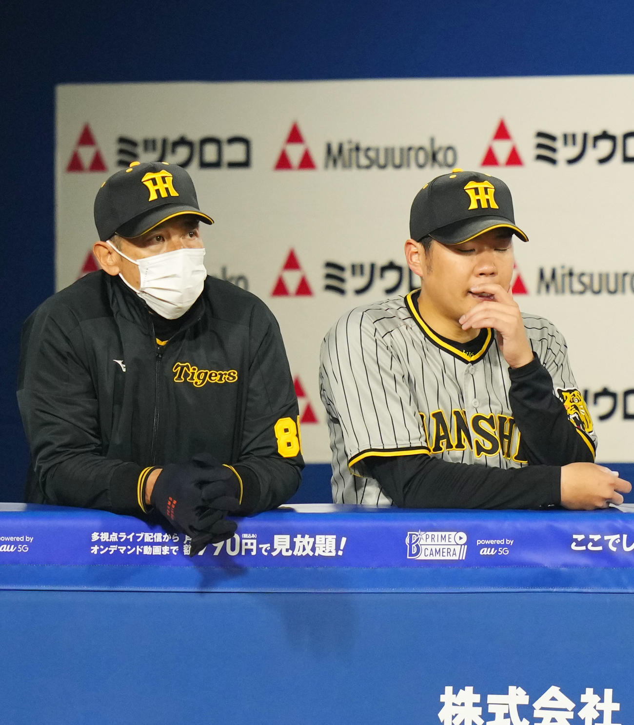 DeNA対阪神　5回裏途中で降板しベンチで肩を落とす阪神西（右）。左は矢野監督（撮影・横山健太）