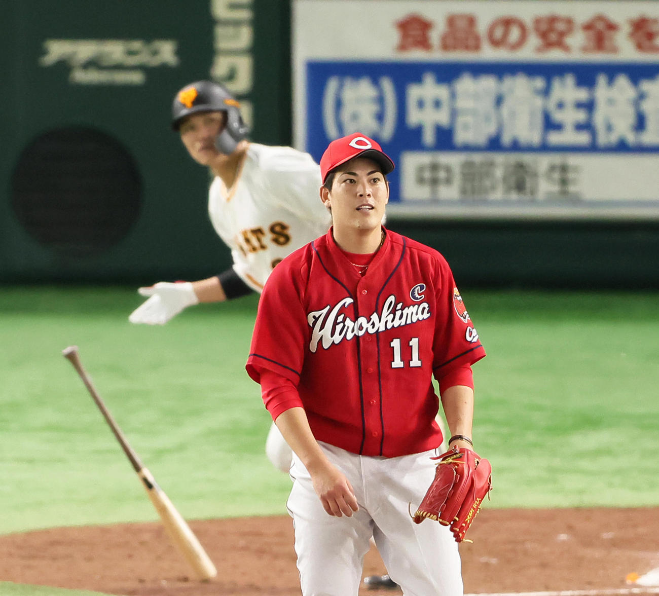 3回裏巨人無死、坂本（後方）に左越え本塁打を浴びる九里（撮影・足立雅史）