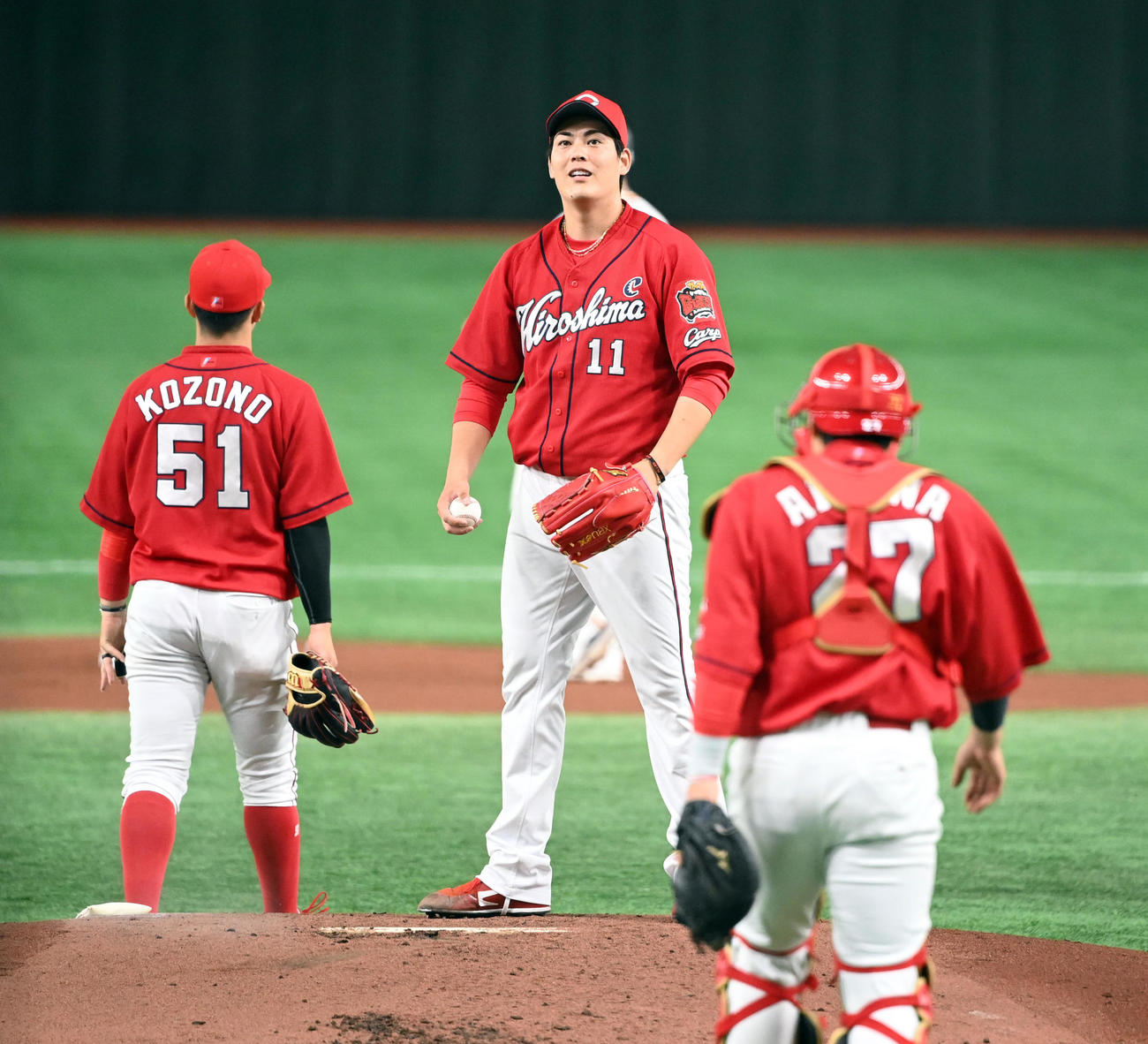 1回2死一、二塁、丸に四球を与え満塁とした広島先発九里の元に野手が集まる（撮影・たえ見朱実）