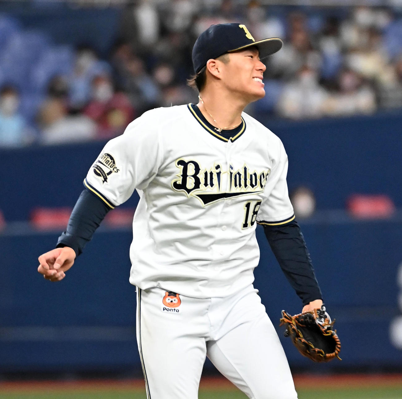 オリックス対ソフトバンク　8回表ソフトバンク1死、牧原大の二塁への打球に厳しい表情を見せる山本（撮影・前岡正明）