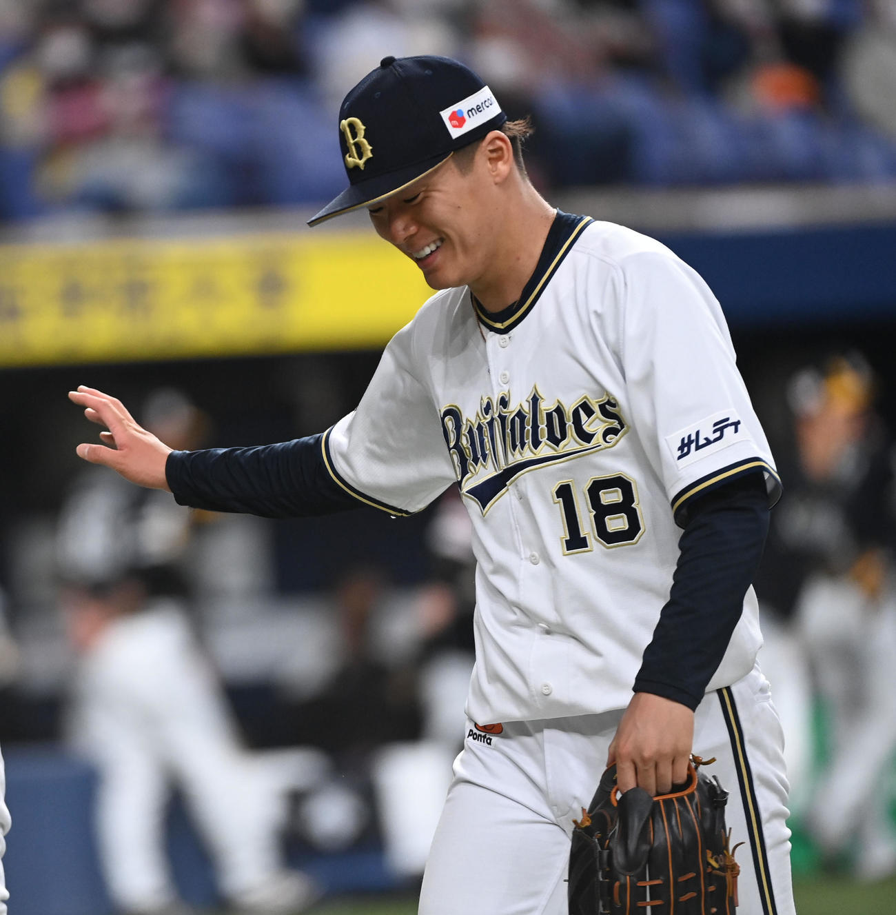 オリックス対ソフトバンク　3回、笑顔でベンチの戻る山本（撮影・前岡正明）