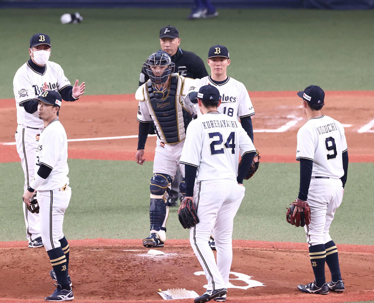 オリックス対ソフトバンク　6回表ソフトバンク1死一、三塁、失点した山本（左から5人目）に声をかけるオリックスナイン（撮影・上田博志）