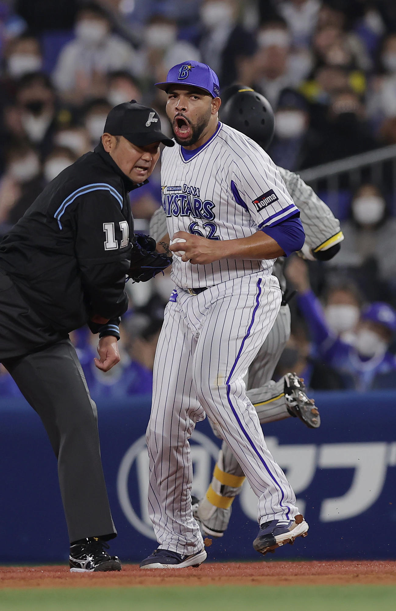 DeNA対阪神　7回表阪神2死二塁、近本を一ゴロに仕留め、雄たけびを上げるエスコバー（撮影・前田充）