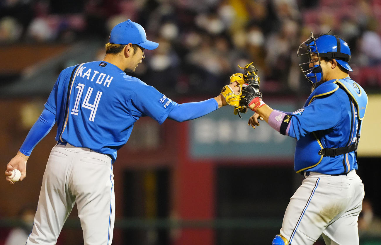 楽天対日本ハム　完封勝利を挙げ、日本ハム捕手宇佐見（右）とタッチを交わす加藤（撮影・江口和貴）