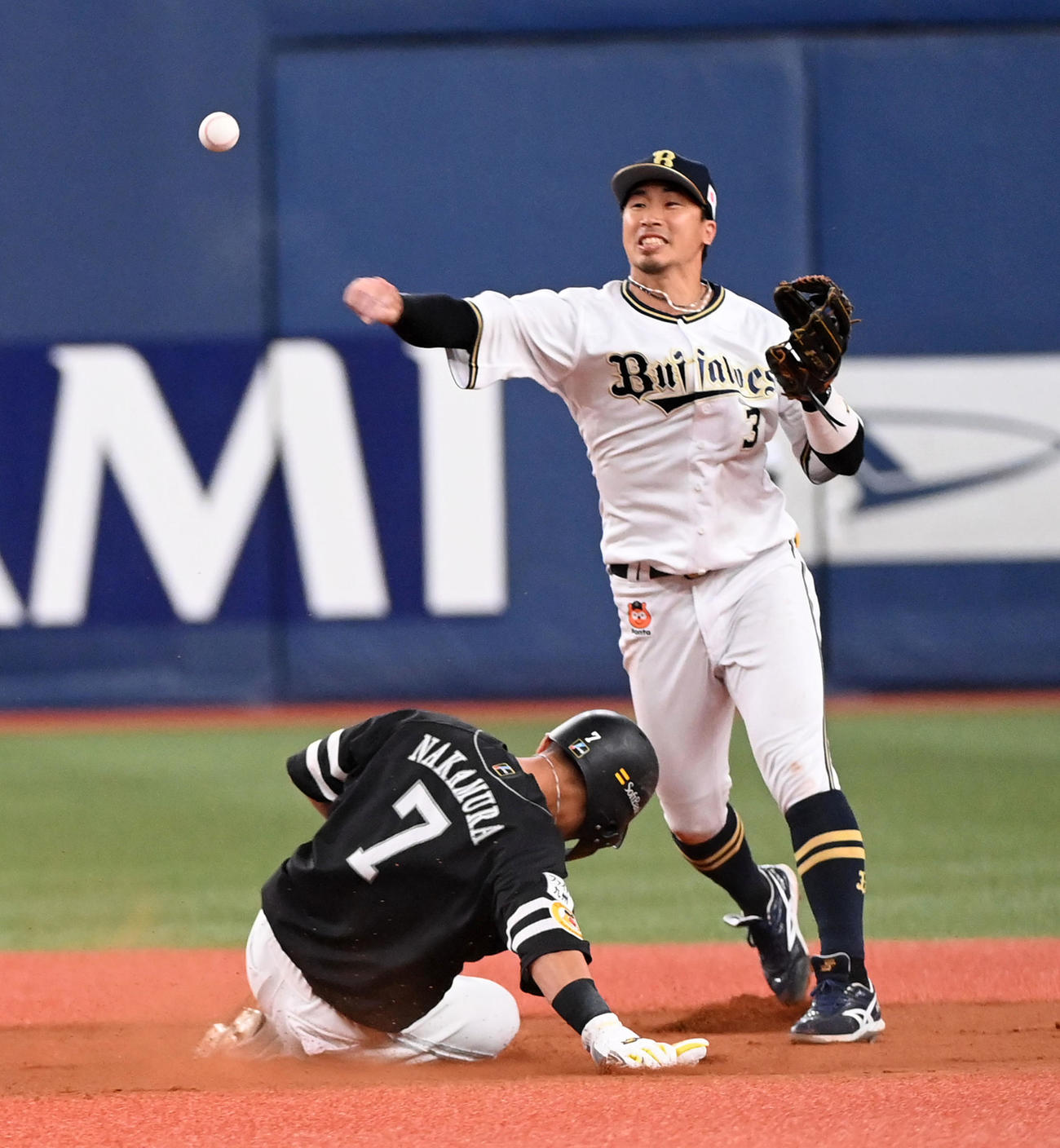 オリックス対ソフトバンク　6回表ソフトバンク1死一、三塁、グラシアルの遊ゴロの送球を受けた安達が一塁へ悪送球（撮影・前岡正明）