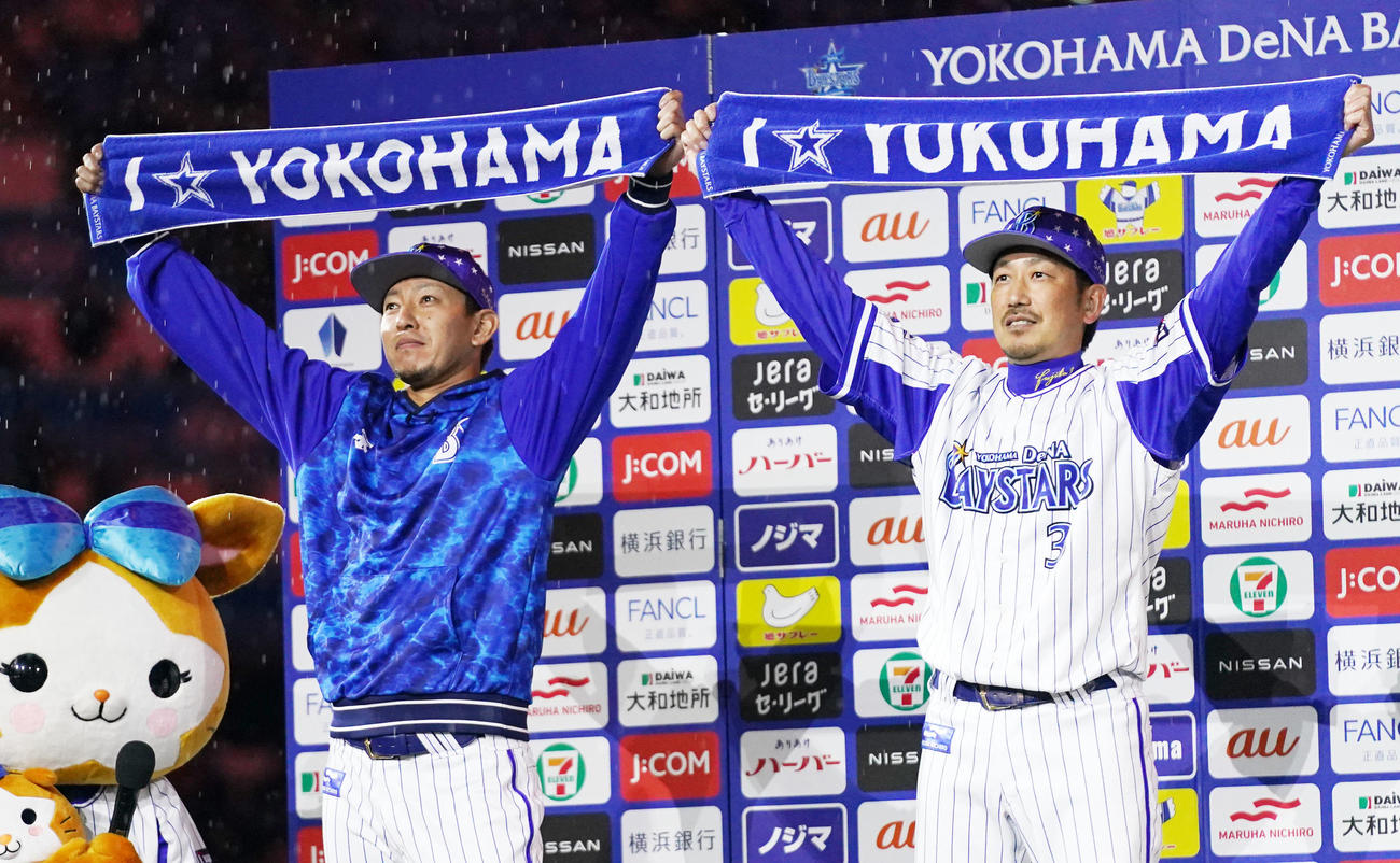 DeNA対阪神　お立ち台でタオルを掲げるDeNA田中健（左）と藤田（撮影・横山健太）