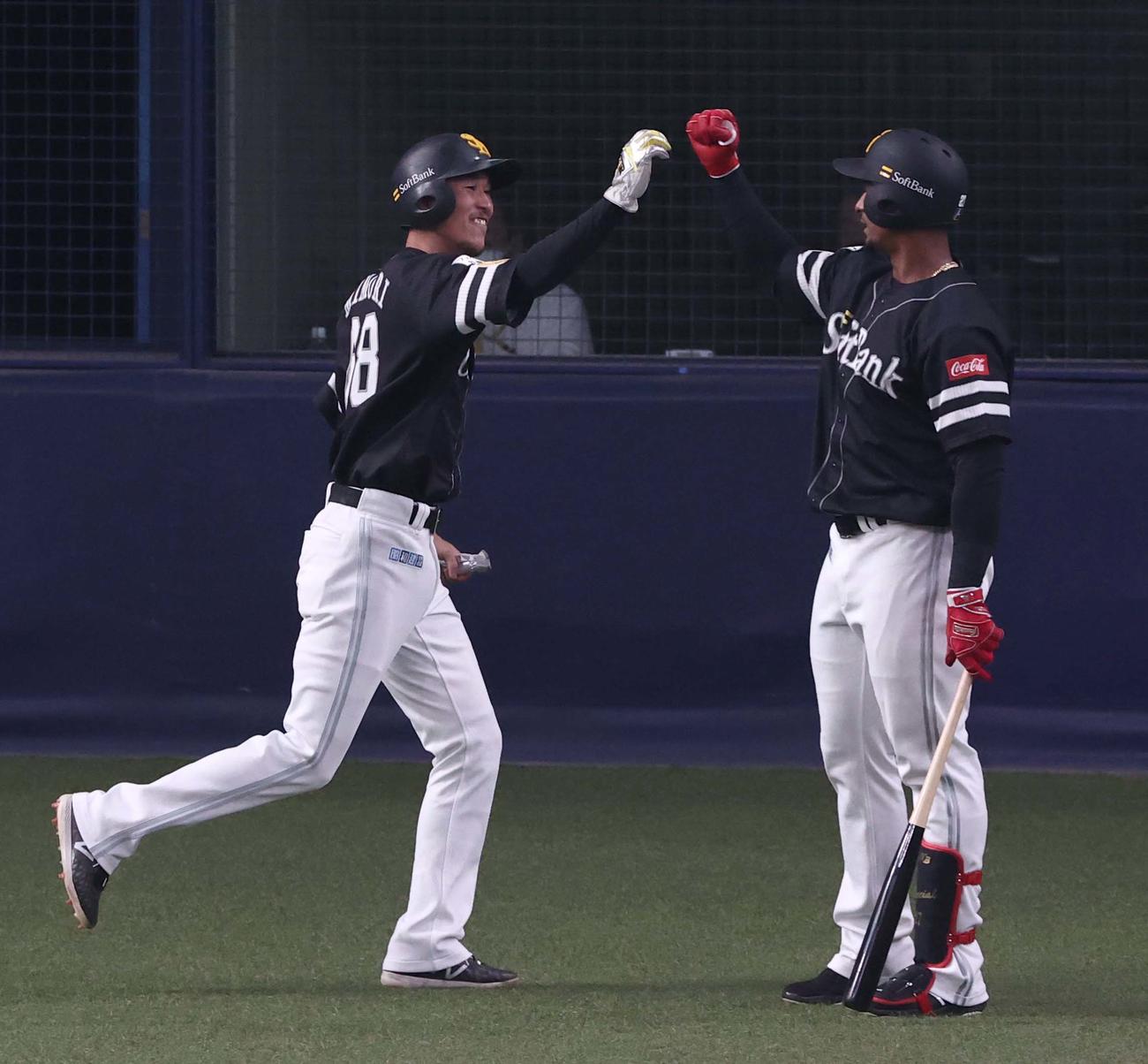 オリックス対ソフトバンク　6回表ソフトバンク1死一、三塁、中村晃の遊ゴロの間に生還しジュグラシアル（右）とハイタッチする三森（撮影・上田博志）