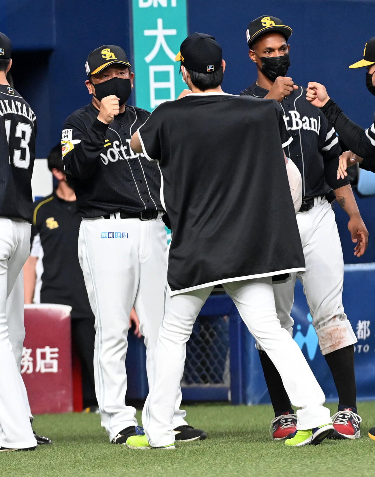 オリックス対ソフトバンク　石川（右）を祝福する藤本監督（撮影・前岡正明）