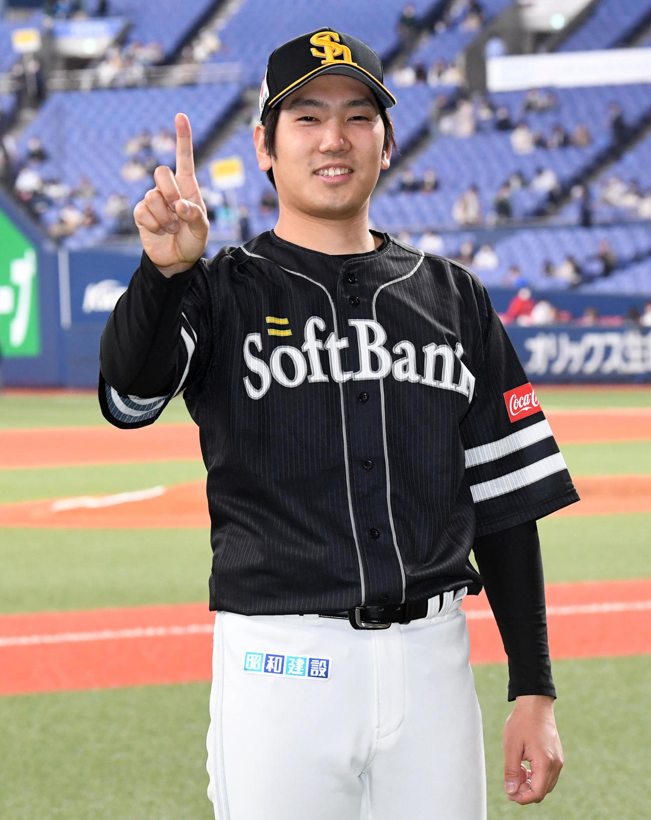 オリックス対ソフトバンク　笑顔で今季初勝利のポーズを決める石川（撮影・前岡正明）