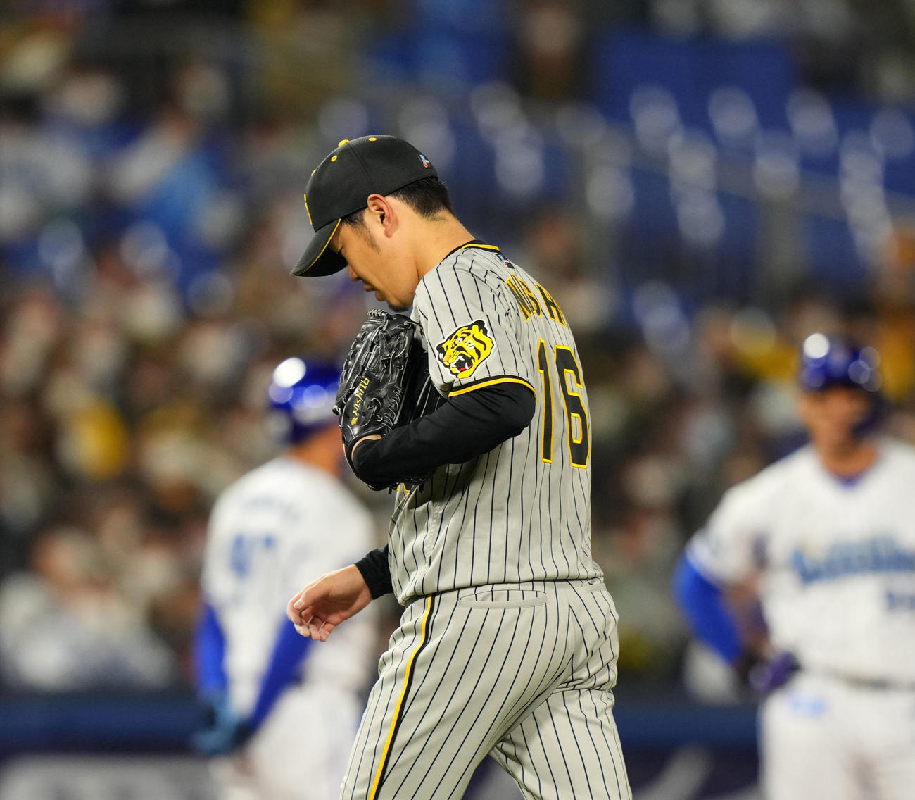 5回裏途中で降板する阪神西勇輝（撮影・横山健太）