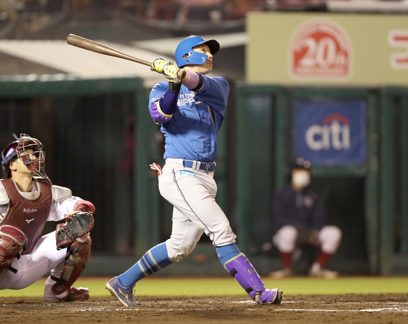 楽天対日本ハム　2回表日本ハム2死一塁、右越え2点本塁打を放つ宇佐見（撮影・黒川智章）