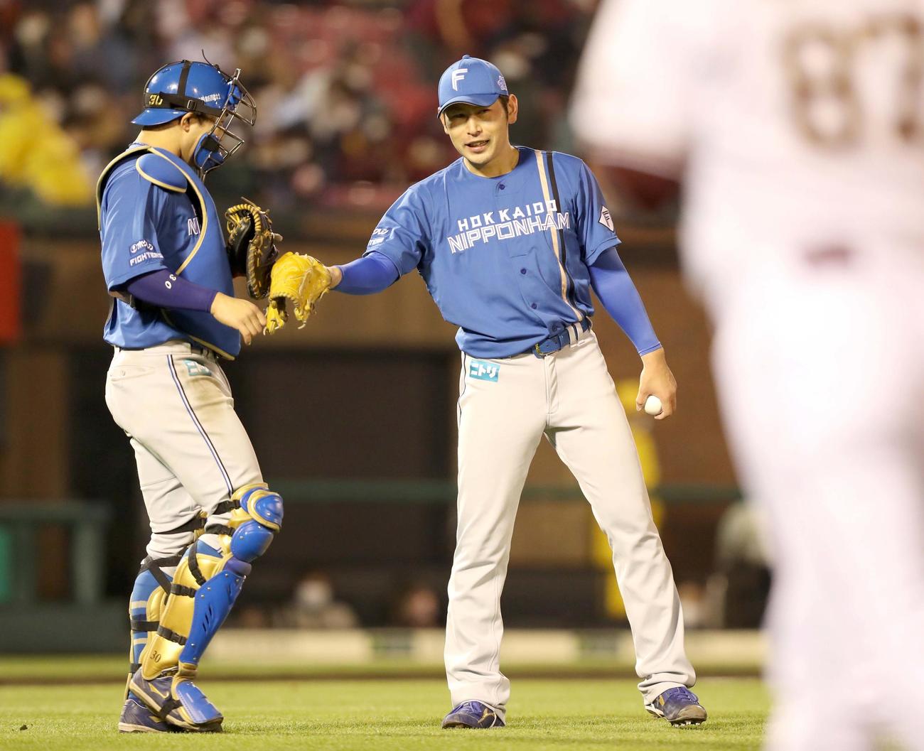楽天対日本ハム　3安打90球で完封勝利を挙げ宇佐見（左）とタッチする加藤（撮影・黒川智章）