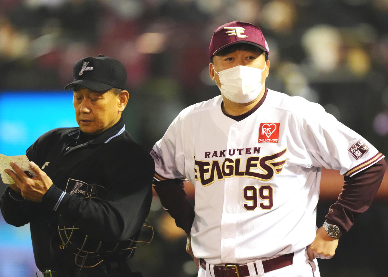 9回表開始前、選手交代を告げた楽天石井GM兼監督（右）（撮影・江口和貴）