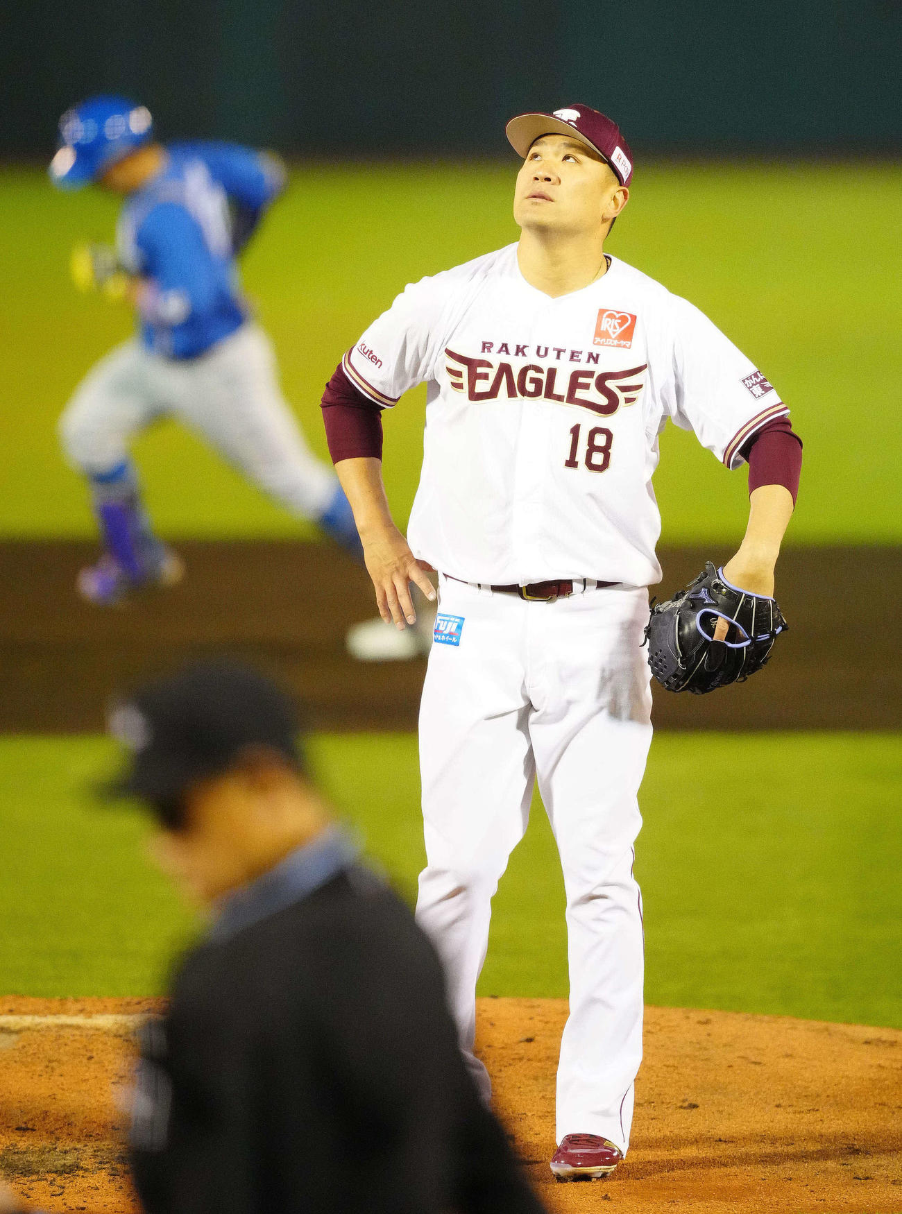 2回表日本ハム2死一塁、宇佐見（後方）に先制2点本塁打を許し天を仰ぐ田中将（撮影・江口和貴）