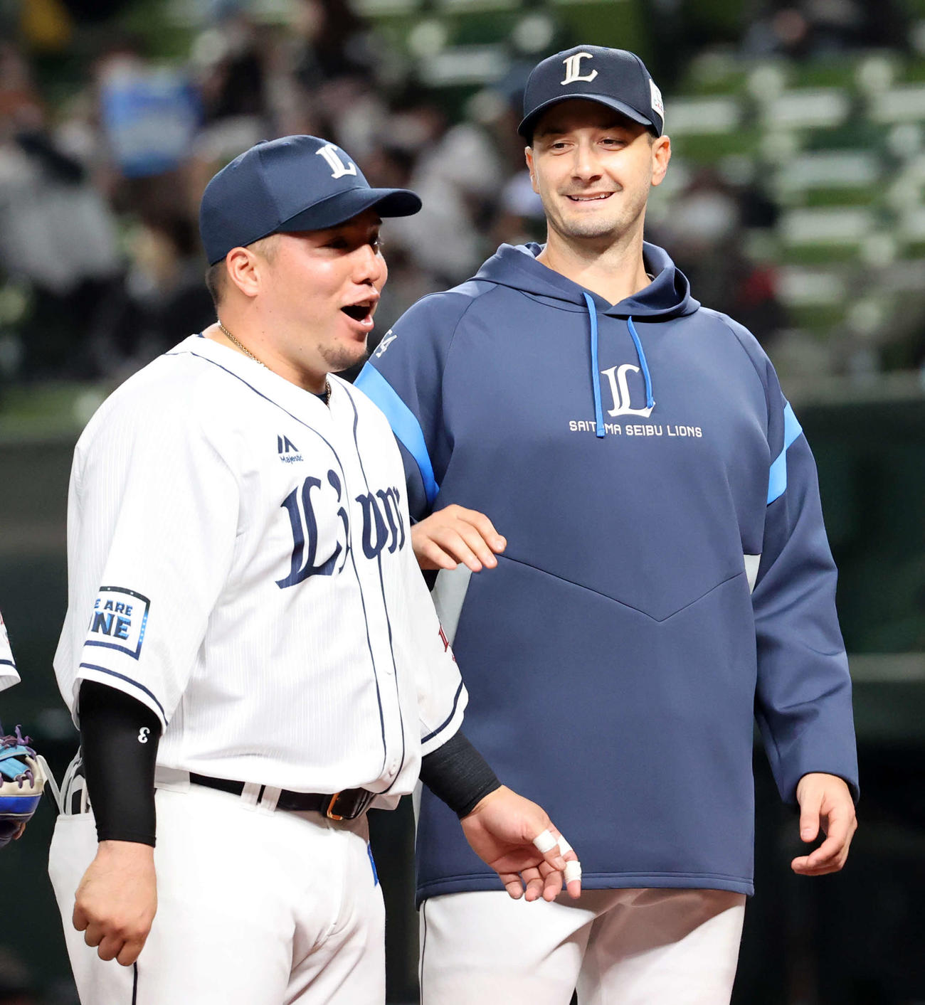 西武対ロッテ　7回無安打に抑えて初登板初勝利の西武スミス（右）は山川穂高に称えられ笑顔（撮影・浅見桂子）
