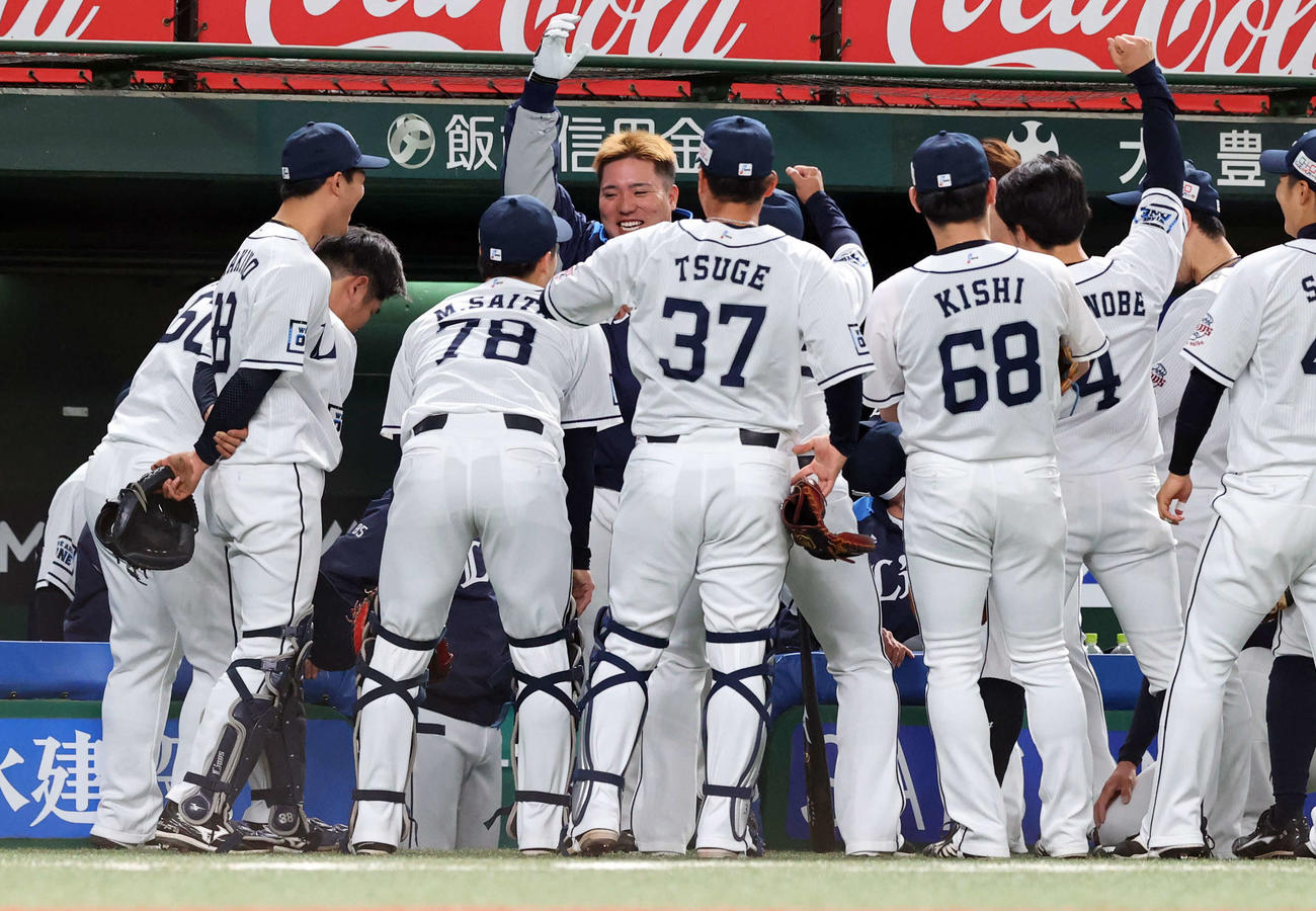西武対ロッテ　試合前円陣で、ガッツポーズで声出しする西武山川（中央）（撮影・浅見桂子）