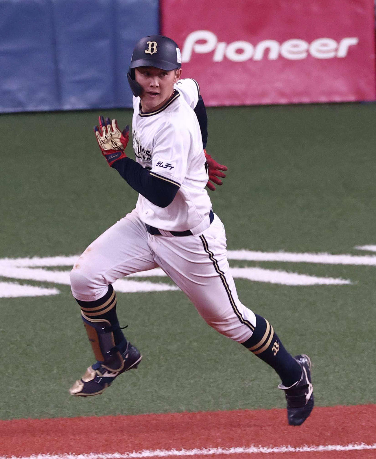オリックス対ソフトバンク　8回裏オリックス1死、野口はプロ初安打となる左前打を放つ（撮影・上田博志）