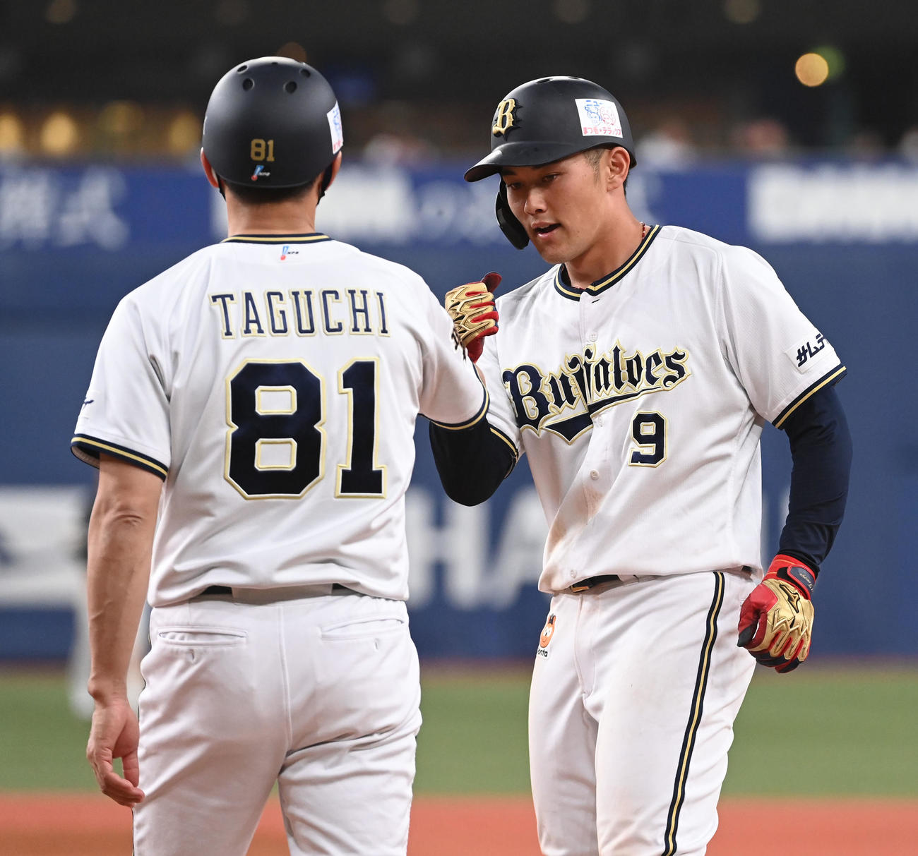 オリックス対ソフトバンク　8回裏オリックス1死、野口はプロ初安打となる左前打を放ちグータッチ（撮影・前岡正明）