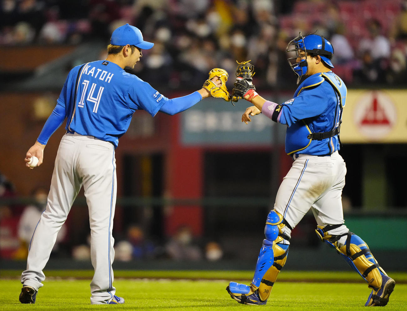 楽天対日本ハム　完封勝利を挙げ、日本ハム捕手宇佐見（右）とタッチを交わす加藤（撮影・江口和貴）