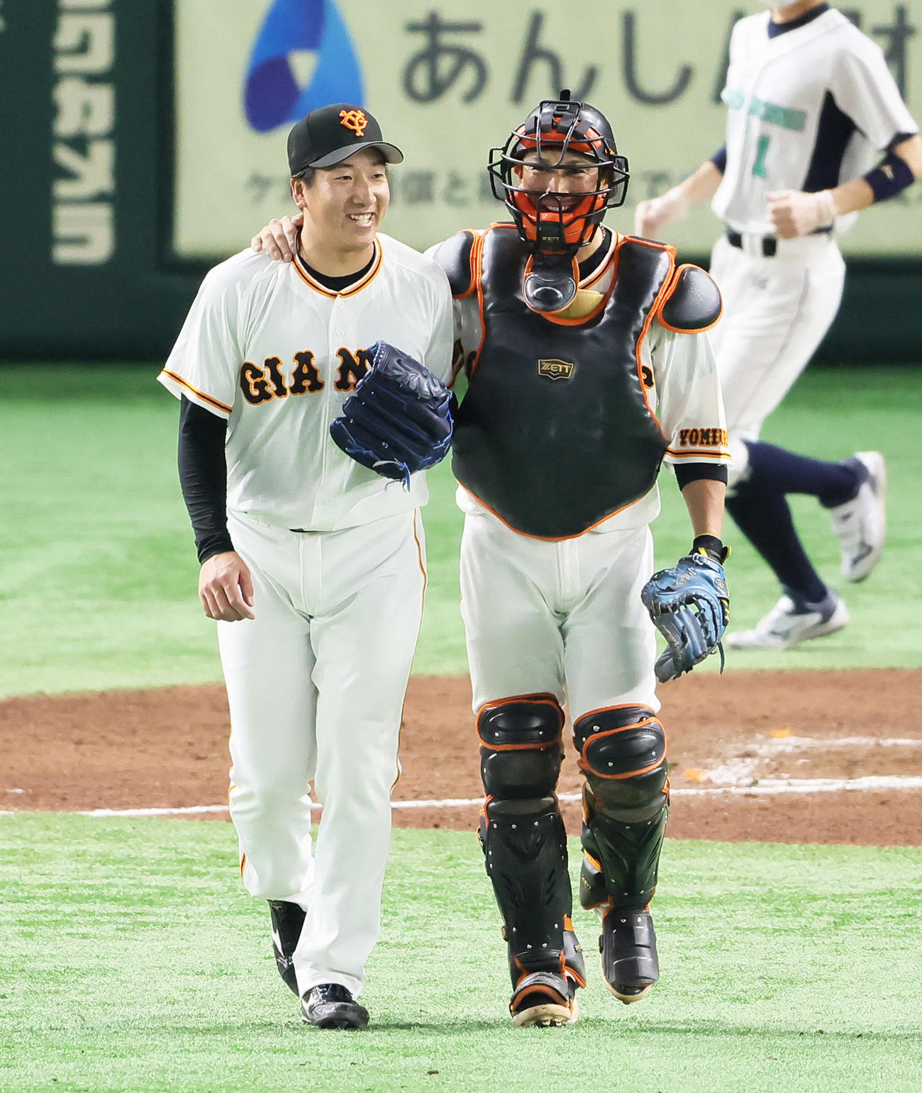 巨人対広島　3連勝を飾り肩を組み笑顔の巨人大勢（左）と小林（撮影・足立雅史）
