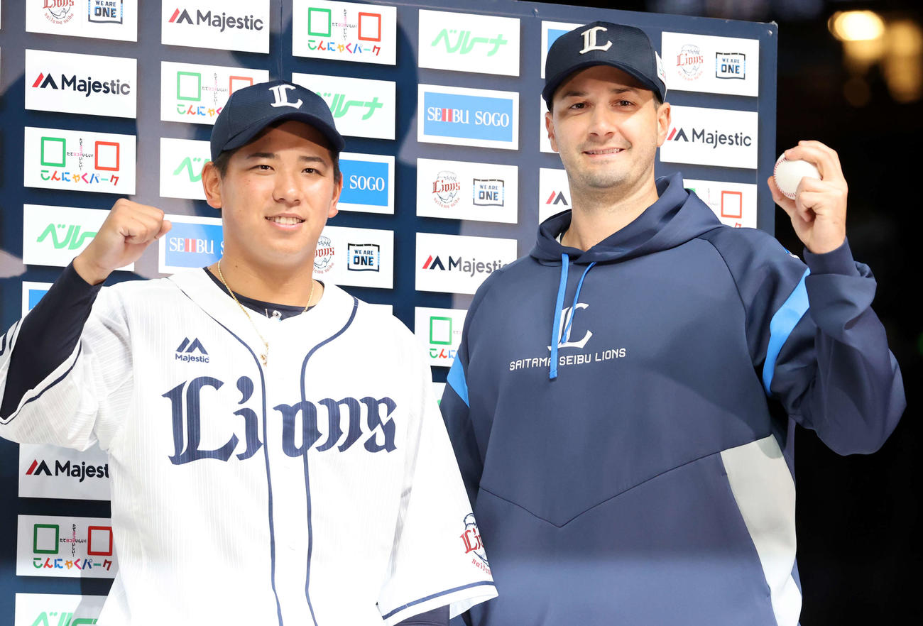 西武対ロッテ　7回無安打に抑えて初登板初勝利の西武スミス（右）と3点本塁打の愛斗は笑顔でガッツポーズ（撮影・浅見桂子）