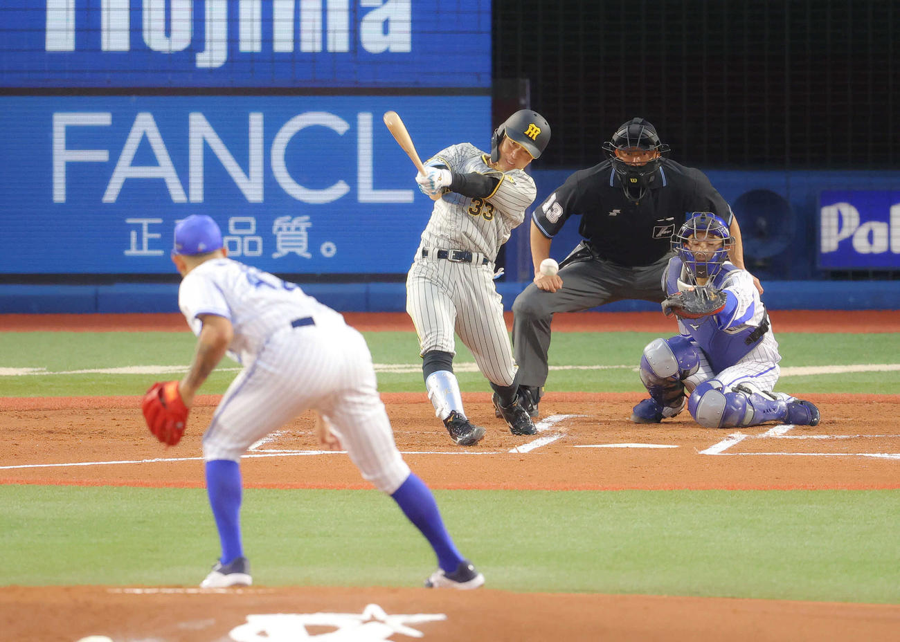 DeNA対阪神　1回表阪神2死満塁、中前適時打を放つ糸原。投手ロメロ（撮影・河田真司）