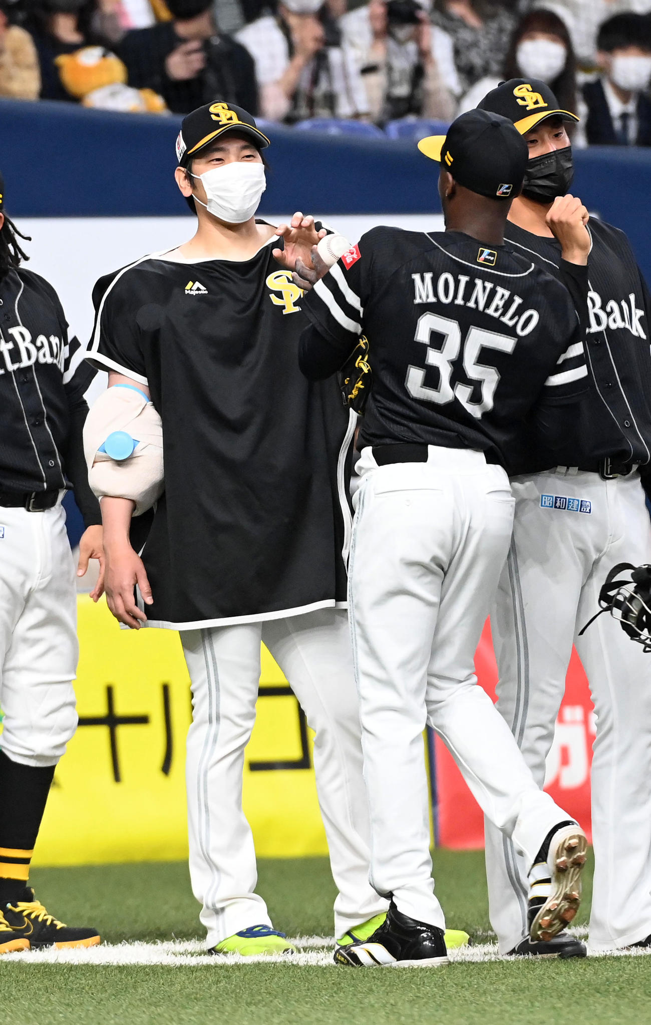 オリックス対ソフトバンク　モイネロ（右）から笑顔で勝利球を受け取る石川（撮影・前岡正明）