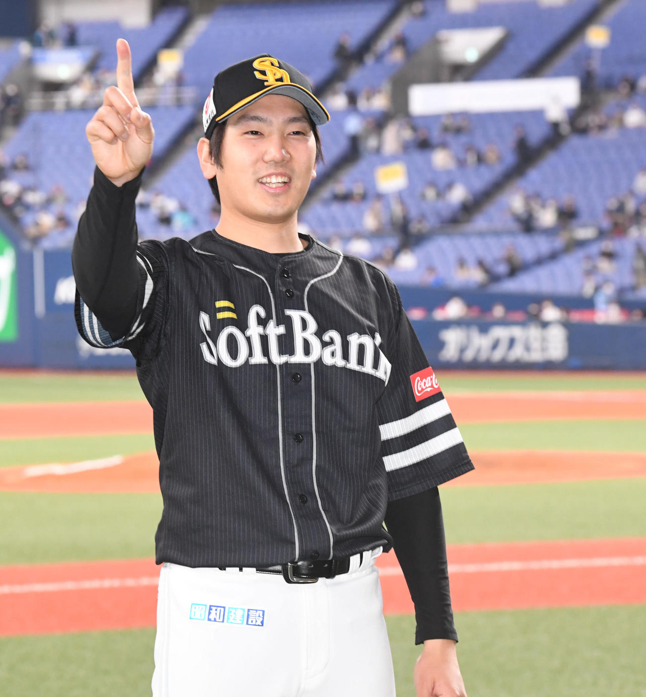オリックス対ソフトバンク　笑顔で今シーズン初勝利のポーズを決める石川（撮影・前岡正明）