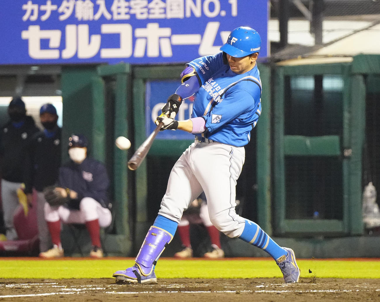 楽天対日本ハム　2回表日本ハム2死一塁、右越えに先制2点本塁打を放つ宇佐見（撮影・江口和貴）