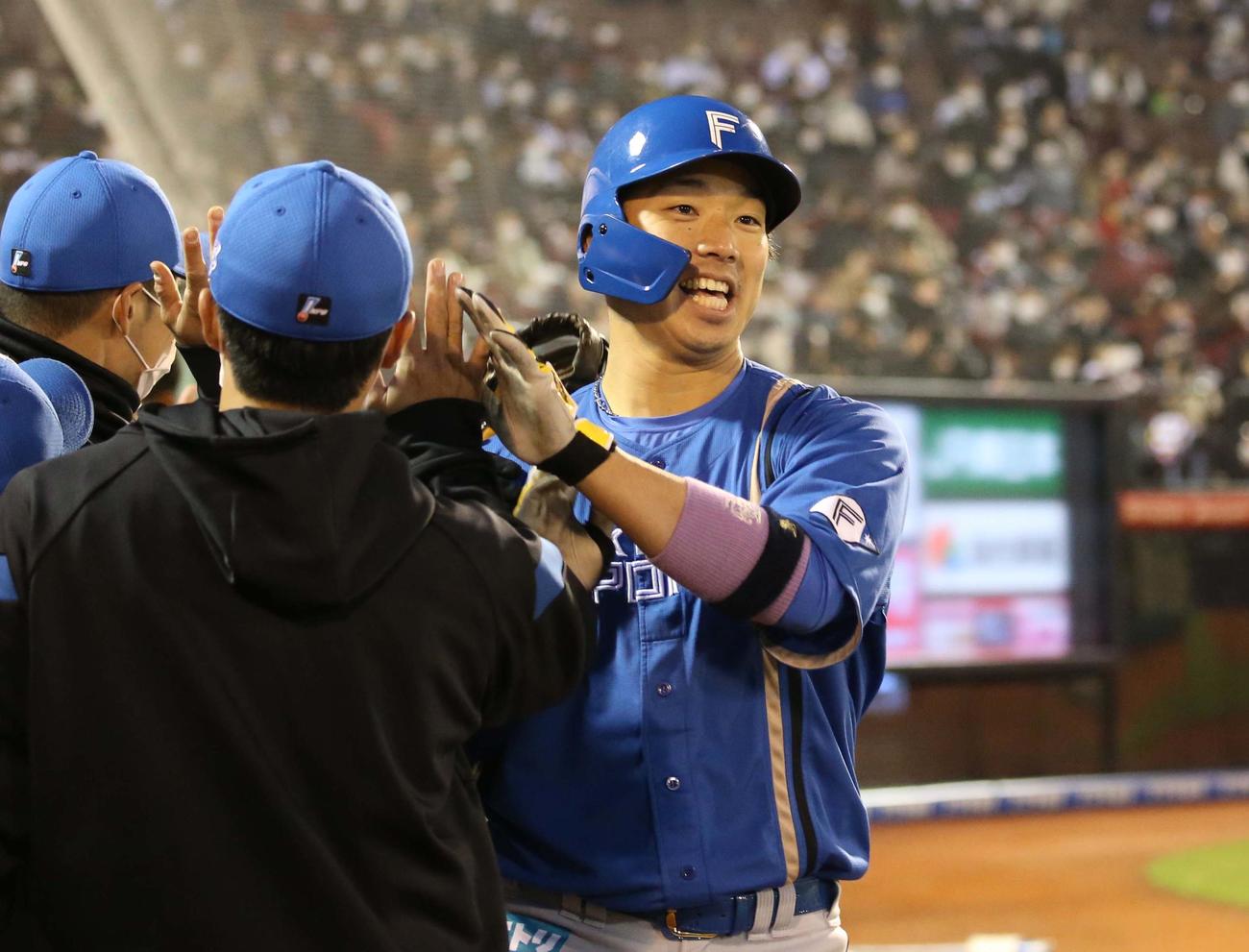 楽天対日本ハム　2回表、2点本塁打を放ちナインに出迎えられる宇佐見（撮影・黒川智章）