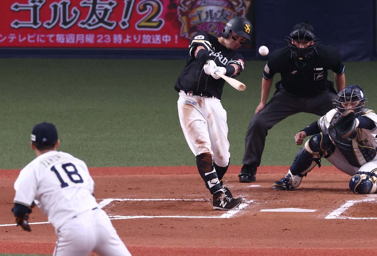 オリックス対ソフトバンク　6回表ソフトバンク1死一塁、中前安打を放つ牧原大（撮影・上田博志）