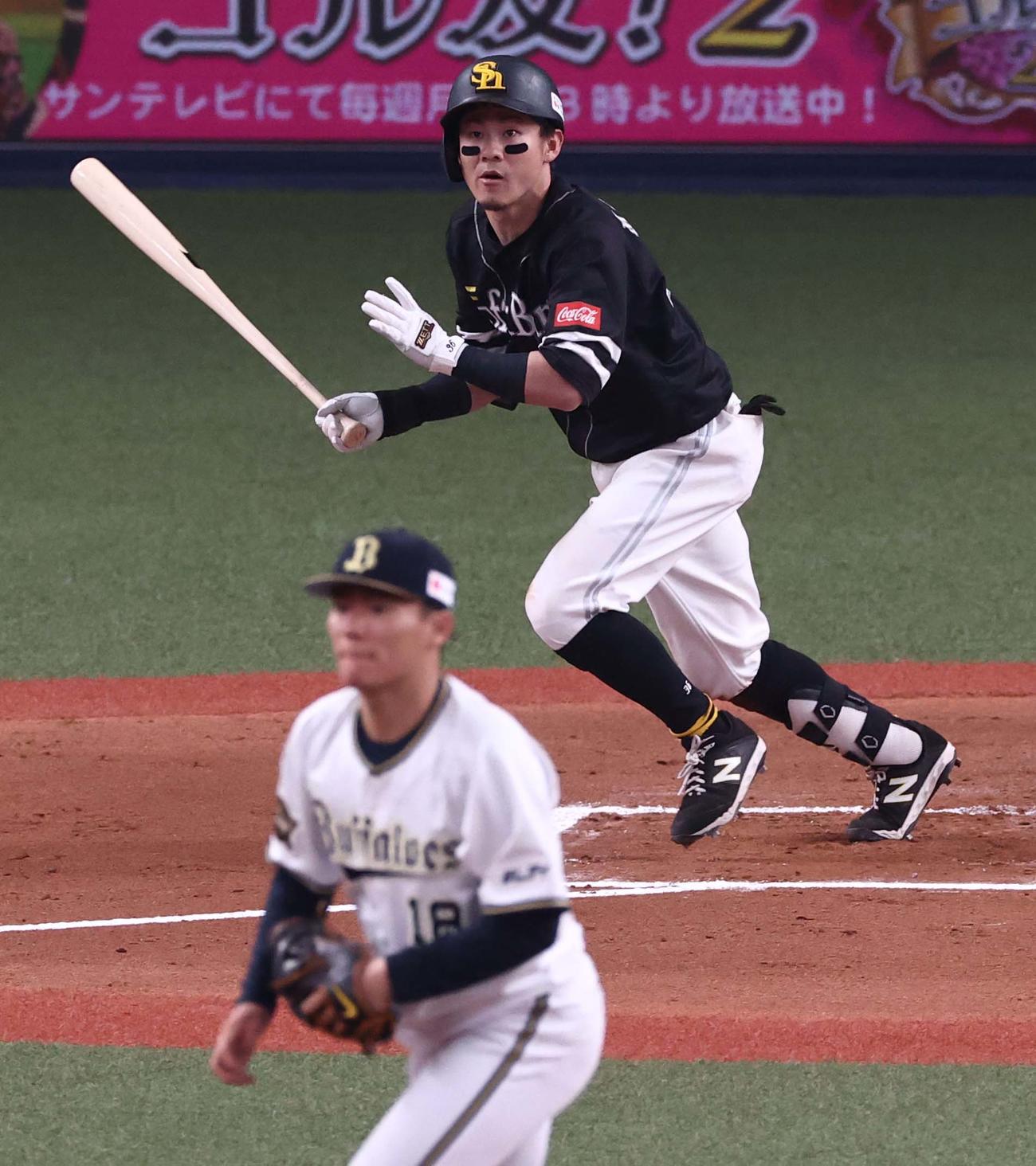 オリックス対ソフトバンク　6回表ソフトバンク1死一塁、中前打を放つ牧原大（撮影・上田博志）