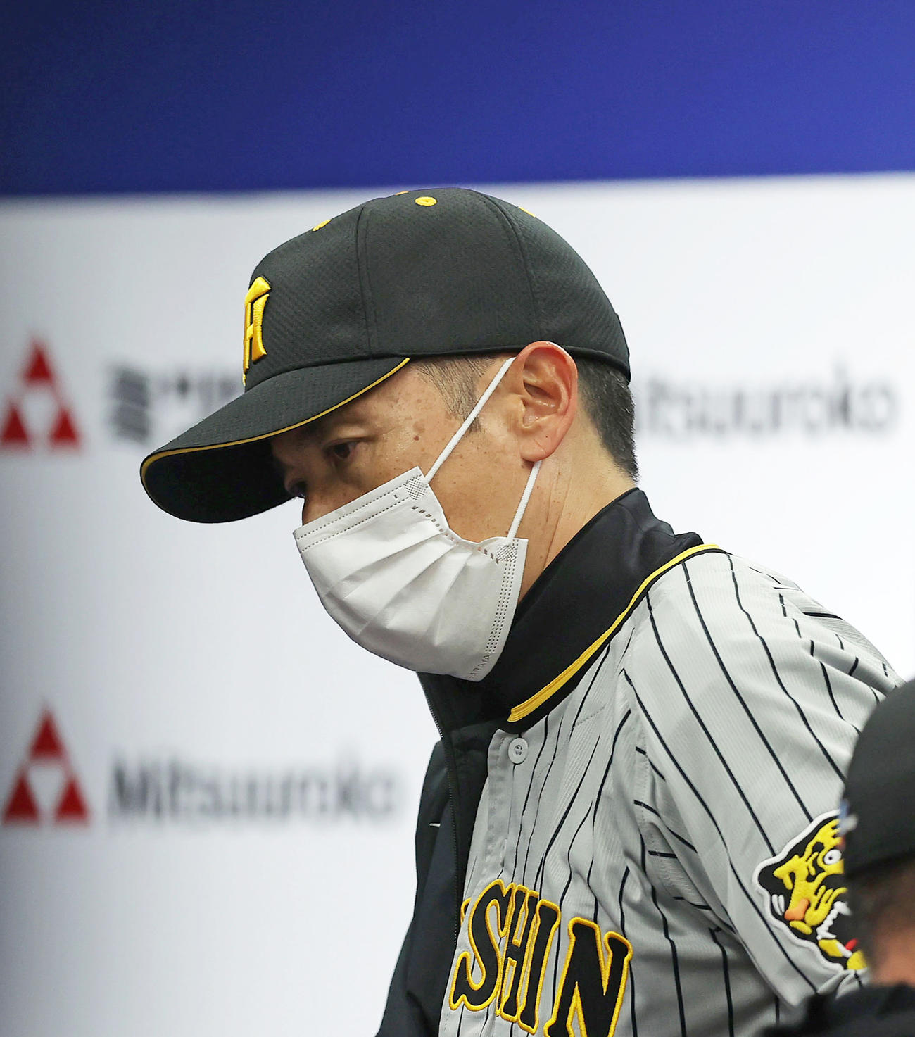 ベンチで厳しい表情を見せる阪神矢野監督（撮影・前田充）
