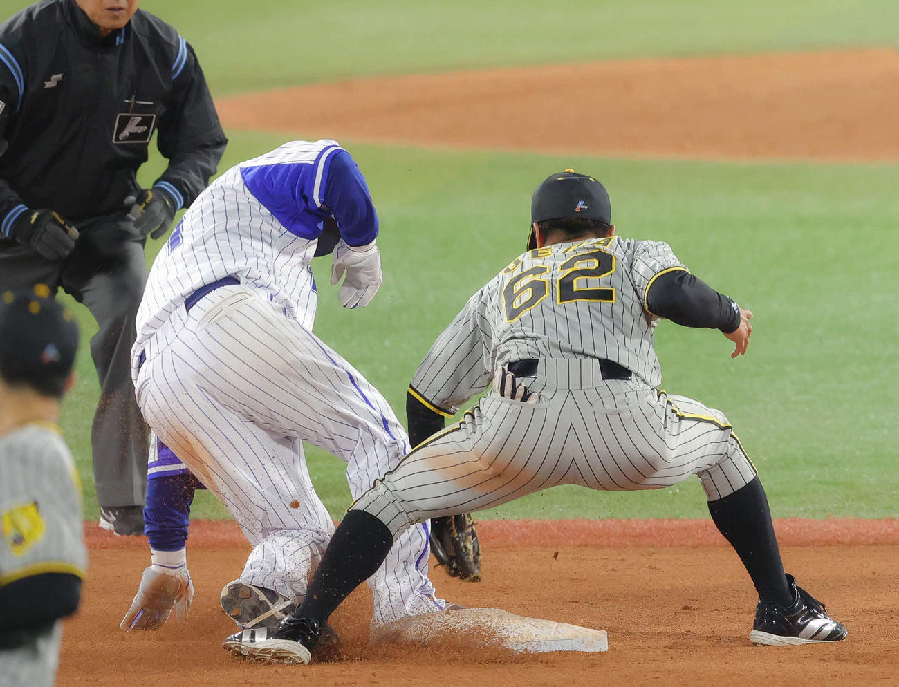 DeNA対阪神　8回裏DeNA2死一塁、二盗を決める宮崎（撮影・河田真司）