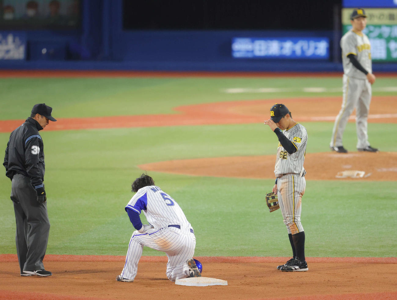 DeNA対阪神　8回裏DeNA2死一塁、二盗を決め負傷する宮崎（撮影・河田真司）