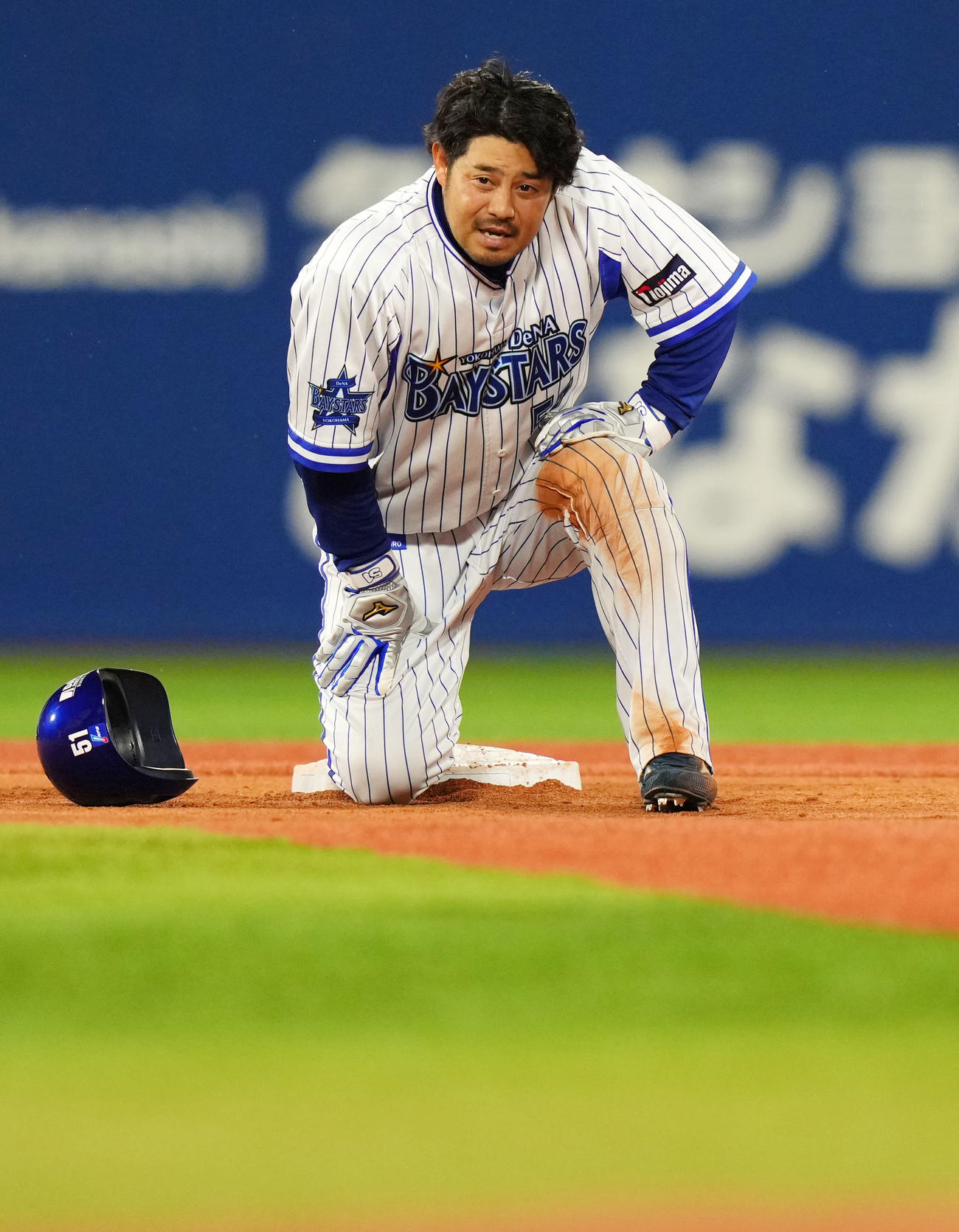DeNA対阪神　8回裏途中、足を痛め険しい表情を見せるDeNA宮崎（撮影・横山健太）