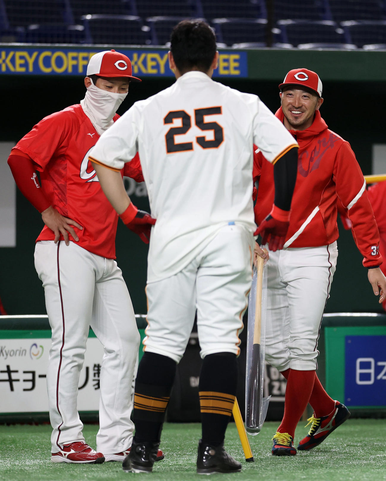 巨人対広島　試合前、巨人岡本和（手前）と談笑する広島西川（左）と菊池（撮影・狩俣裕三）