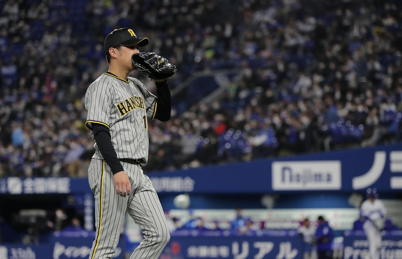 DeNA対阪神　5回裏DeNA1死一、二塁、宮崎に勝ち越し適時二塁打を浴びたところで降板となる西勇（撮影・前田充）