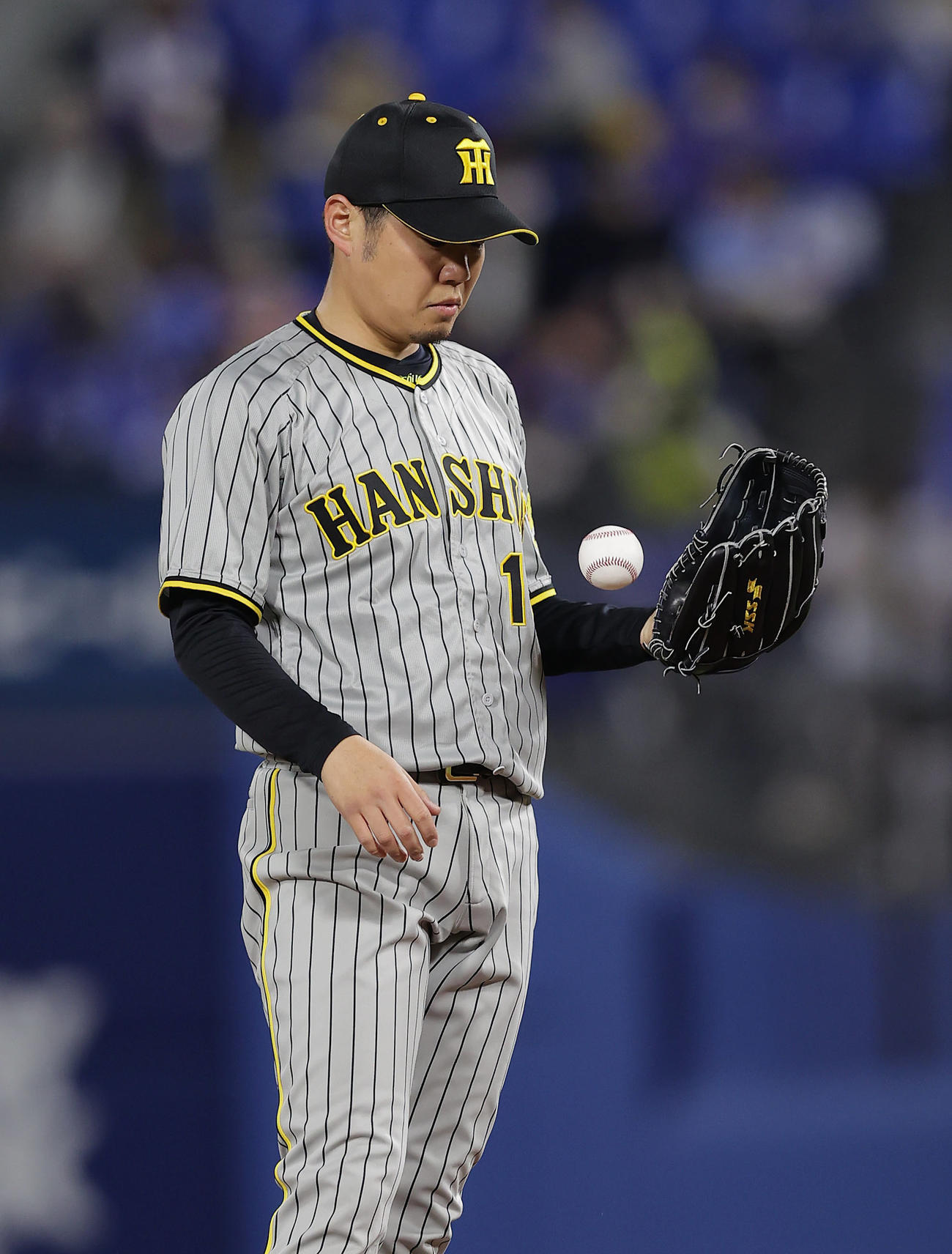 DeNA対阪神　4回裏DeNA2死三塁、藤田に同点適時打を浴びた西勇（撮影・前田充）