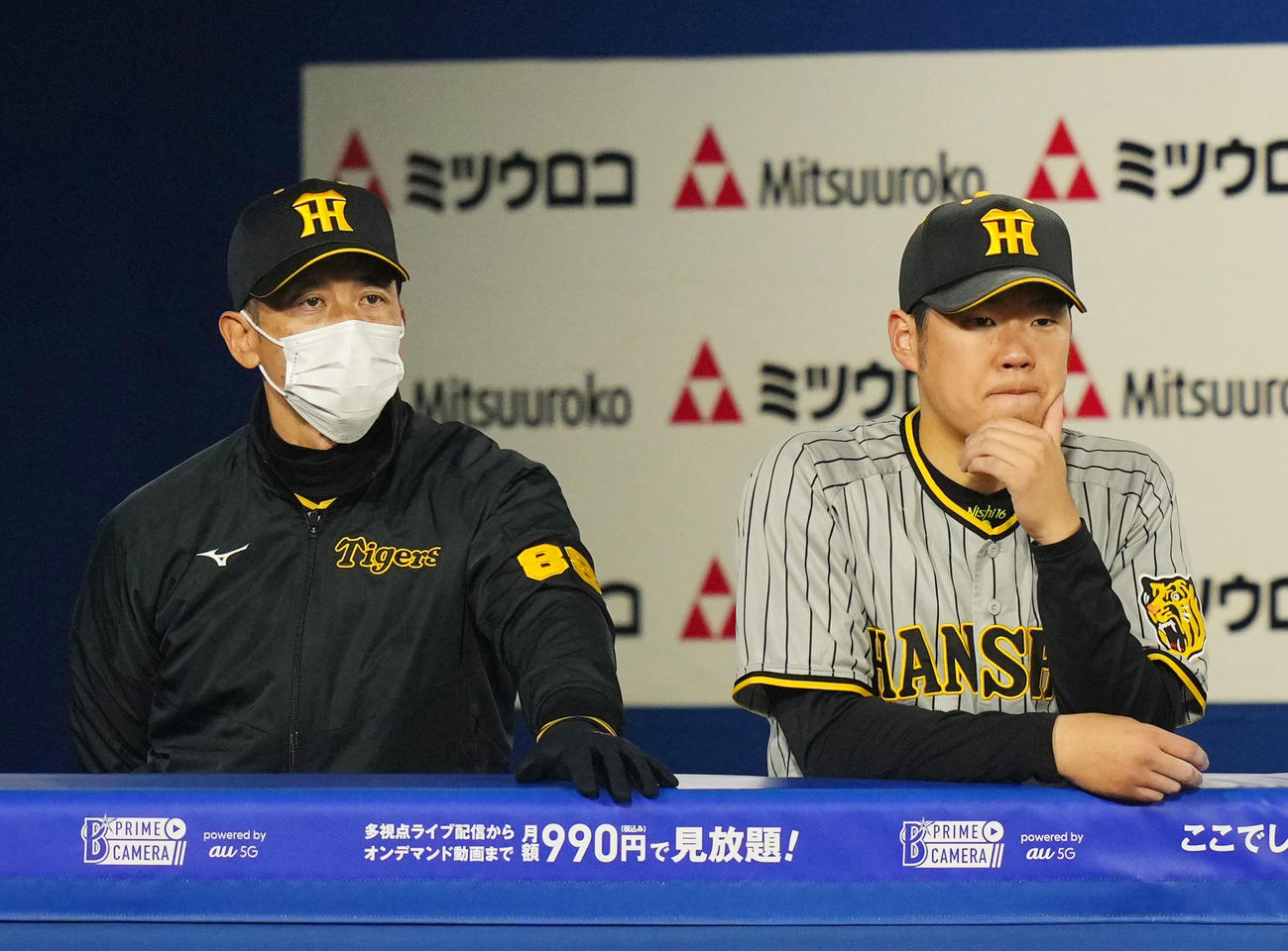 DeNA対阪神　5回裏途中で降板しベンチから試合を見つめる阪神西（右）と矢野監督（撮影・横山健太）