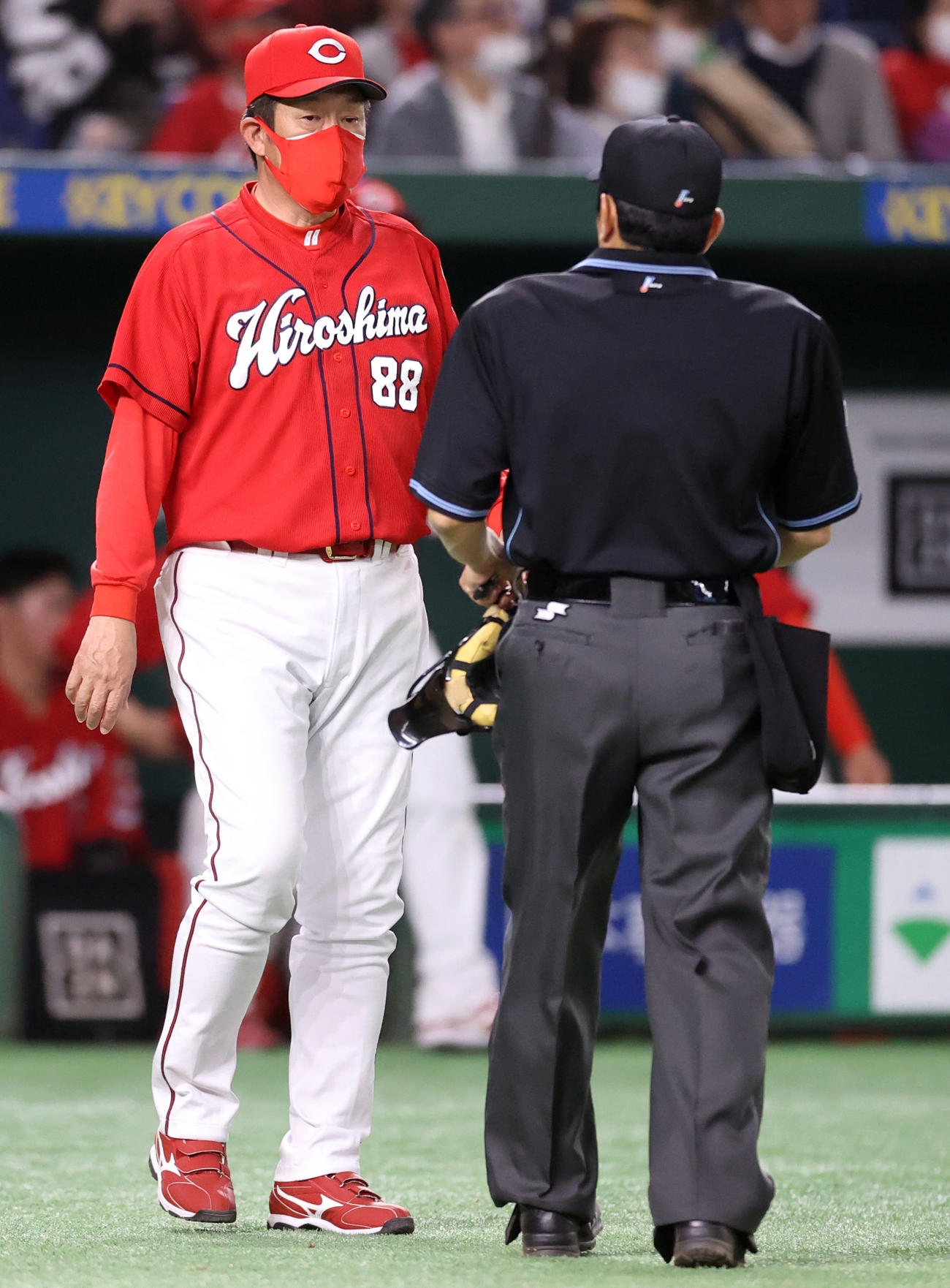 巨人対広島　6回表を終え、選手の交代を告げる広島佐々岡監督（撮影・狩俣裕三）